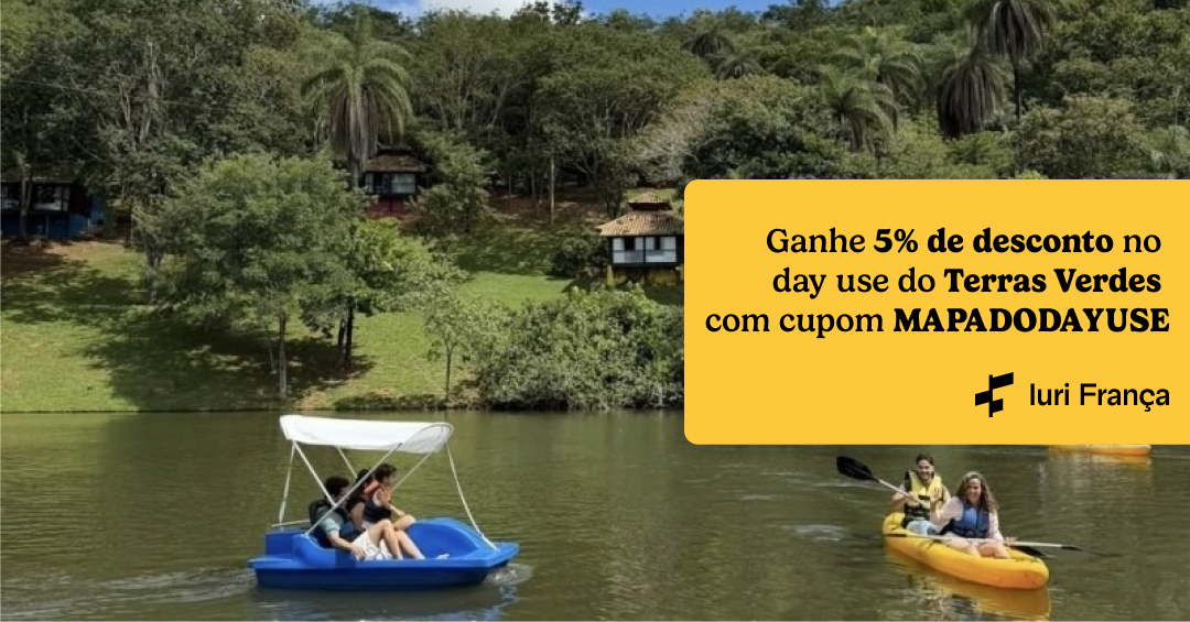 Foto de pessoas usando o pedalinho na lagoa. Na lateral tem um texto escrito "Ganhe 5% de desconto no day use do Terras Verdes com cupom MAPADODAYUSE"